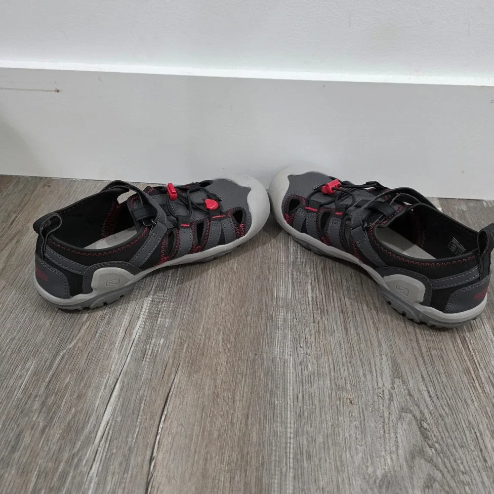 KEEN Boys Knotch Creek Sandals Size 6 Gray Red Hiking Water Shoes Closed Toe